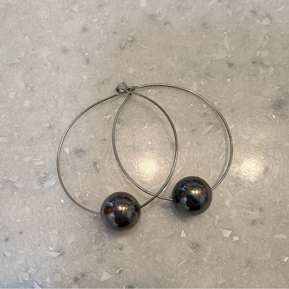 Elegant black pearl and gold tone hoop earrings
